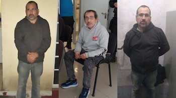 Tres fotografías verticales de un hombre con anteojos y barba, con sudaderas de color oscuro y gris, de pie y sentado.