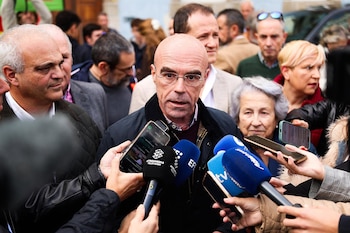 31/10/2026 El jefe de la delegación de VOX en la Unión Europea, Jorge Buxadé, atiende a los medios de comunicación y participa en una mesa informativa, a 31 de octubre de 2026, en Ferrol, A Coruña, Galicia (España). La visita de Buxadé se produce poco más de una semana después de la visita de Santiago Abascal a A Coruña, el pasado 21 de octubre, donde el presidente nacional de Vox participó en un acto en la plaza de María Pita, al que respondieron miles de personas en una concentración convocada por Galiza Nova bajo el lema 'Contra o fascismo españolista, mocidade nacionalista organizada!'.
POLITICA
Raúl Lomba - Europa Press