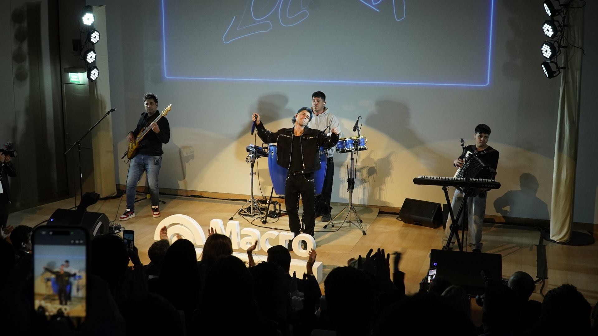 cerró el evento con un show en vivo que anticipó el espíritu de la nueva propuesta de entretenimiento de Banco Macro (Juan Novelli)