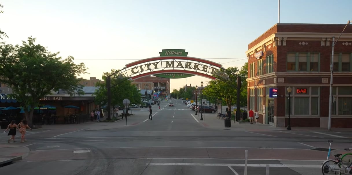 Los comercios ubicados en el centro de Kansas City experimentan variaciones en la demanda y adaptan sus estrategias ante el flujo masivo de turistas y la dinámica fluctuante propia de un evento internacional de gran escala (The Travel Docket)