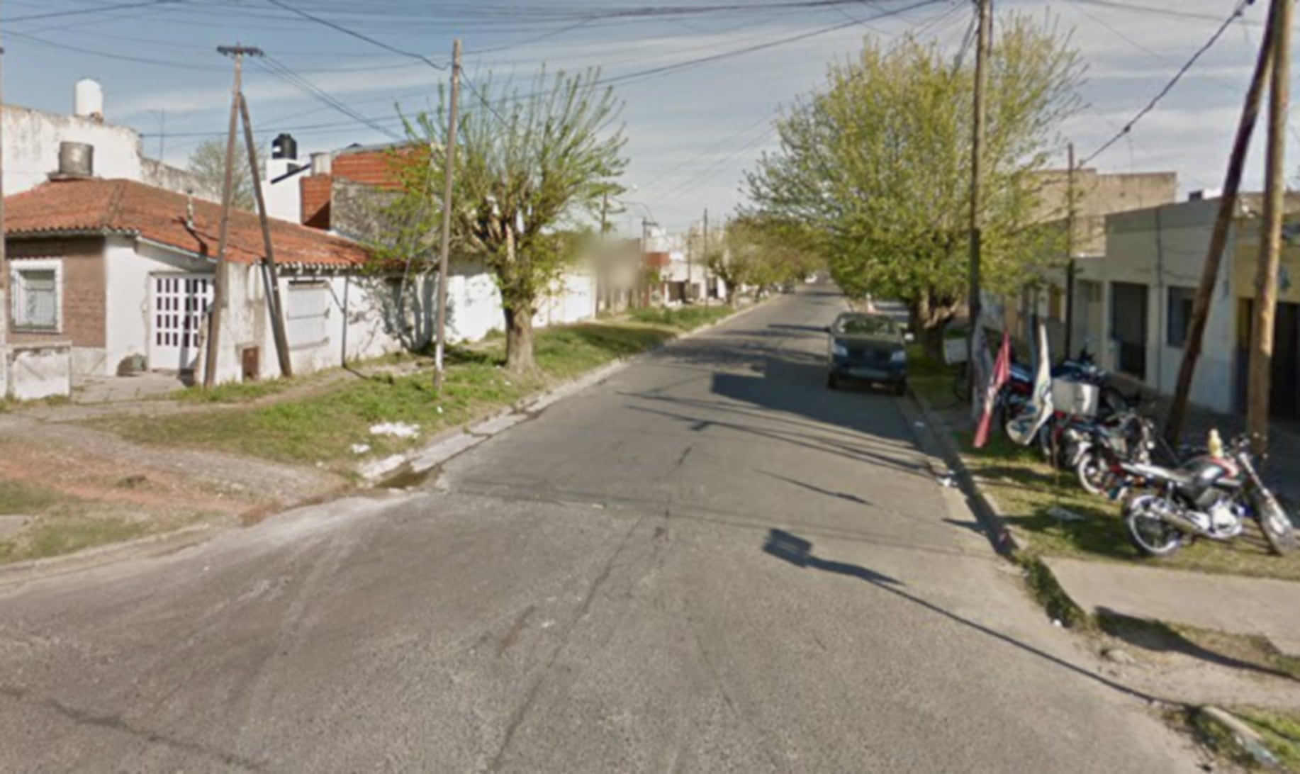 Una vista de la calle en Villa Elvira, La Plata, donde un hombre fue detenido por efectuar disparos contra su hermana en un incidente familiar (Google Maps)
