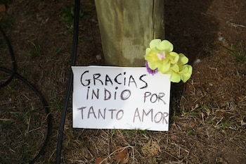 La gente se acerca a la casa del Indio Solari