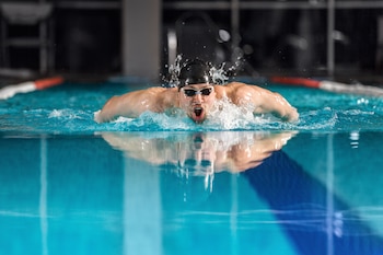 Un hombre practicando la natación estilo mariposa