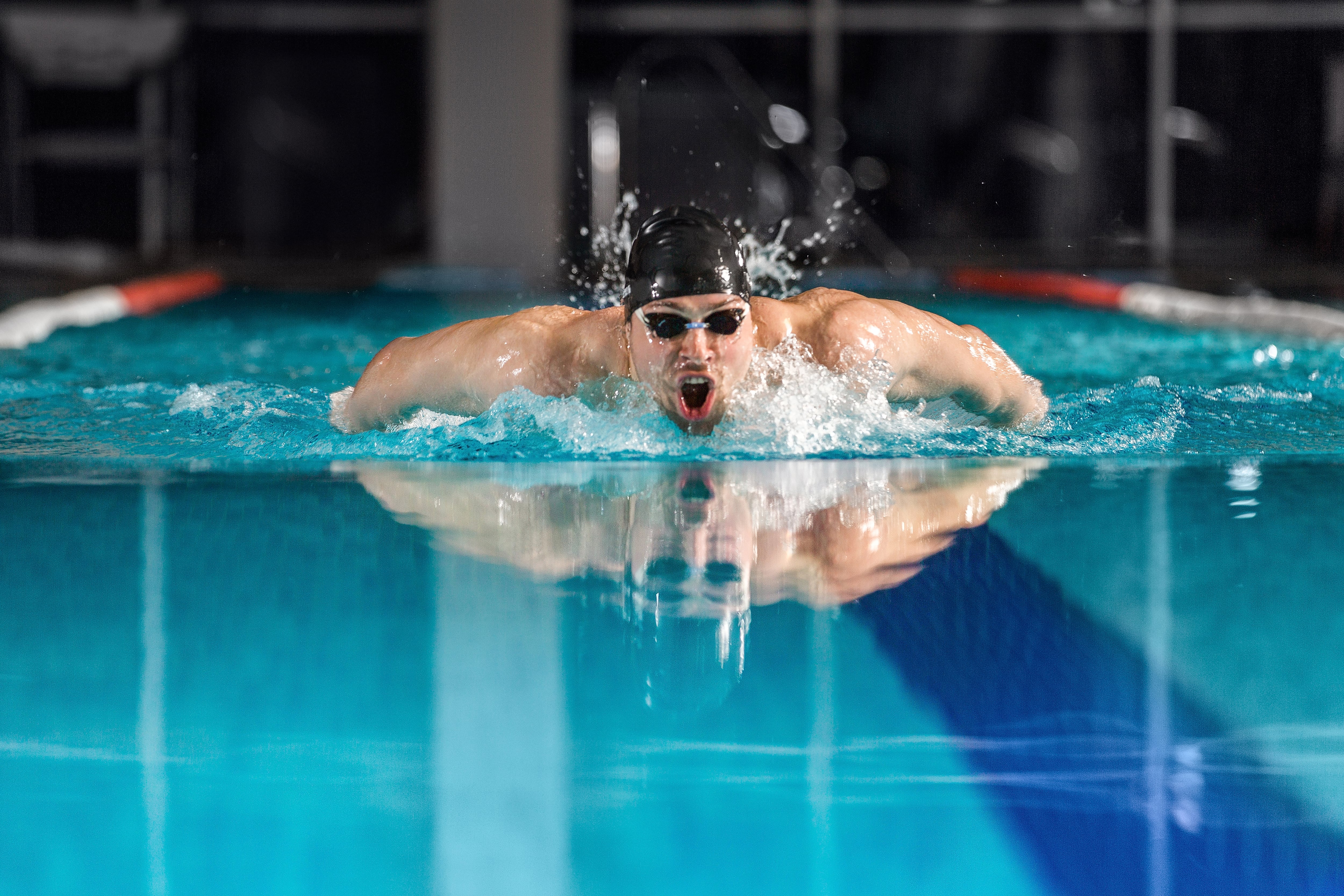 Un hombre practicando la natación estilo mariposa (Magnific)