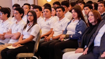 Una ceremonia organizada por autoridades nacionales marcó la clausura del ciclo académico, que incluyó becas y reconocimientos al mérito, dirigidos a fortalecer la reinserción productiva de participantes expuestos a riesgo migratorio (Foto cortesía Ministerio de Relaciones Exteriores)