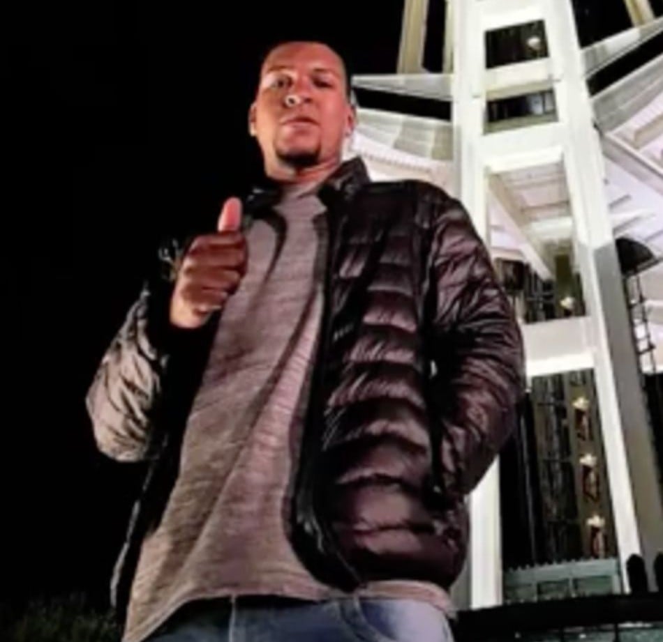 La madre del joven colombiano denuncia condiciones insalubres y negligencia médica en la detención que agravaron la salud de su hijo - crédito Univisión