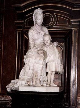 Felicitas junto a su hijo Félix, escultura realizada por Antonio Pasaglia para la iglesia erigida en su honor (Wikipedia)