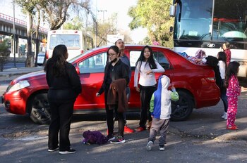 Personas se paran junto a