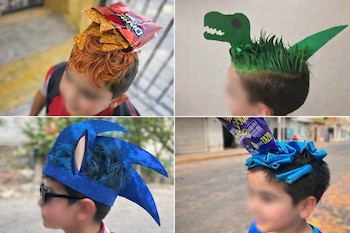 Un collage de cuatro imágenes que muestran a niños con elaborados y creativos peinados, incluyendo un estilo de Doritos, un dinosaurio verde, un sombrero de Sonic y elementos azules brillantes.
