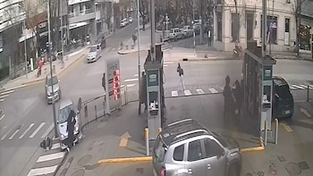 Video: chocó un auto, atropelló a dos peatones y quedó detenida por manejar con una licencia trucha