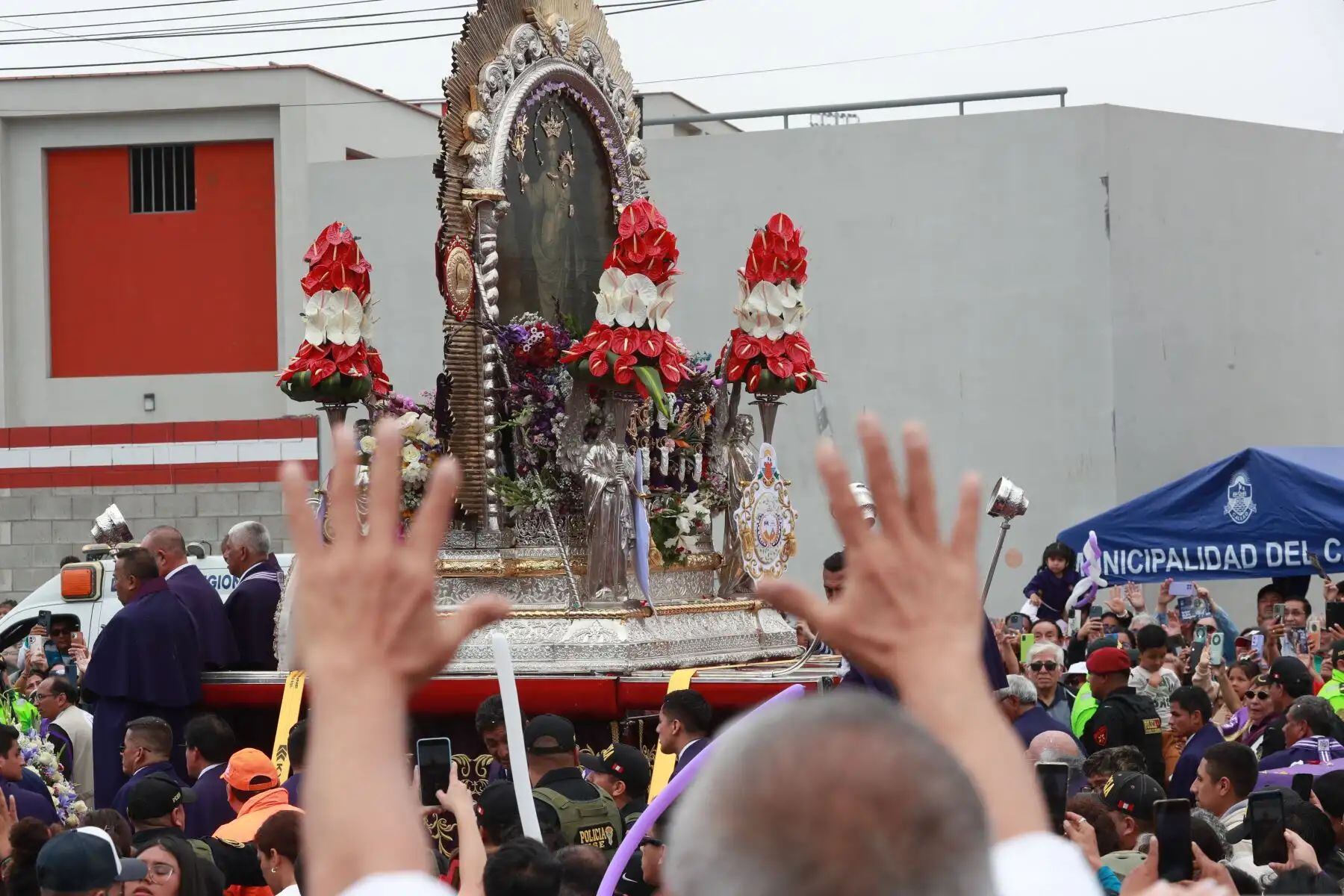 Las lágrimas en los ojos distinguieron a los fieles que se alinearon por las principales avenidas para presenciar el paso del Cristo Moreno. | Agencia Andina