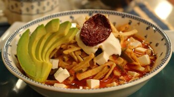 Se acostumbra acompañarla con aguacate,