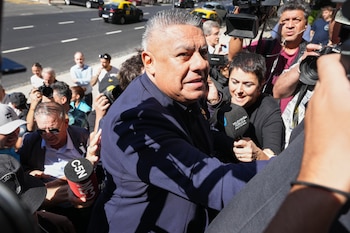 Claudio Tapia en tribunales cuando se lo indagó por retención de aportes, una causa en la que ahora está procesado y reclama poder defenderse (AP Foto/Natacha Pisarenko)