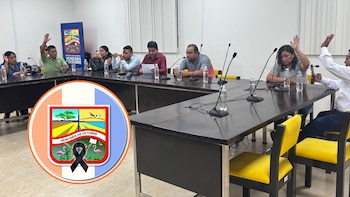 Banderas a media asta en Veintiséis de Octubre tras asesinato de alcalde piurano. (Foto composición: Infobae Perú/FB:@MunicipioVeintiseisDeOctubre)
