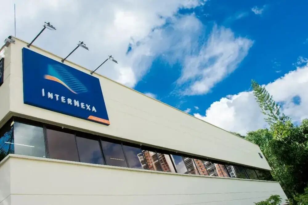 InterNexa, filial tecnológica de ISA, enfrenta cuestionamientos por su papel en la estrategia digital estatal y la adjudicación de contratos relevantes. - crédito InterNexa