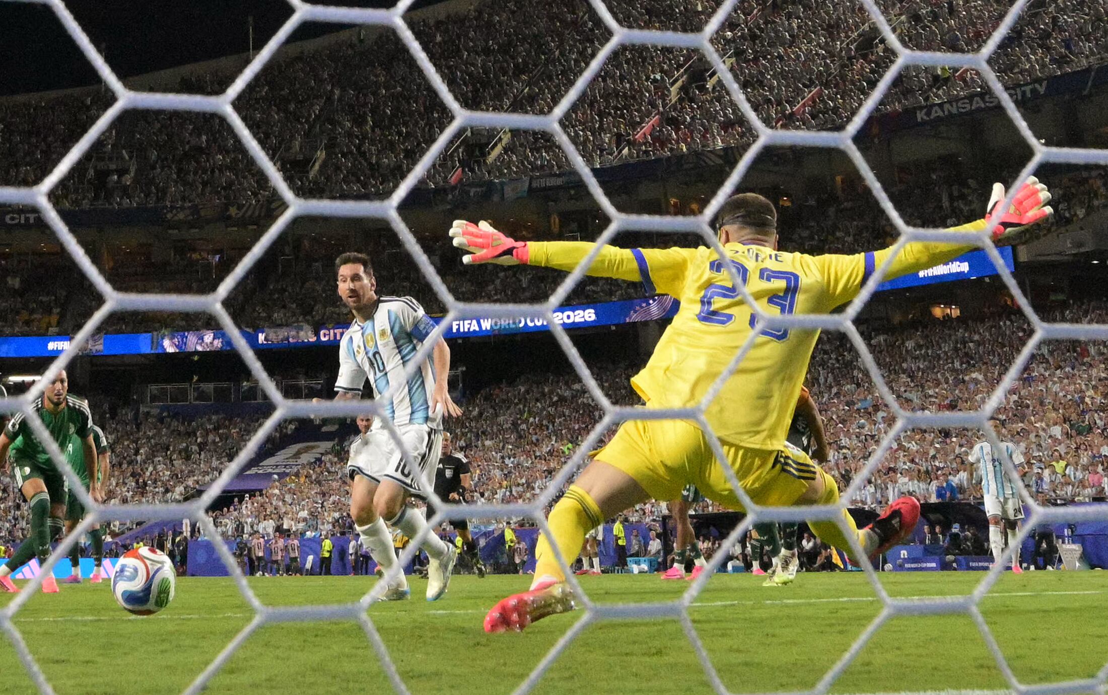 Lionel Messi captura el rebote de Luca Zidane y remata para poner el 2-0 parcial (Photo by JUAN MABROMATA / AFP)