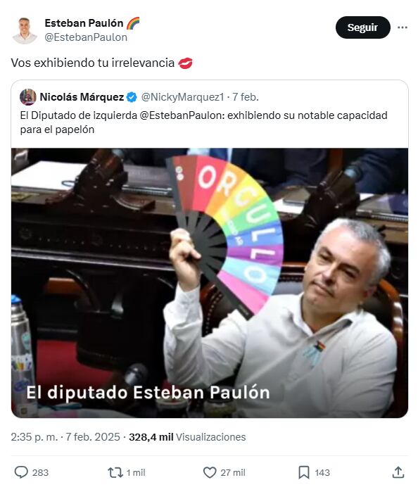 Paulón llevó al recinto una pancarta que citaba un diálogo de la serie El Eternauta producida por Netflix