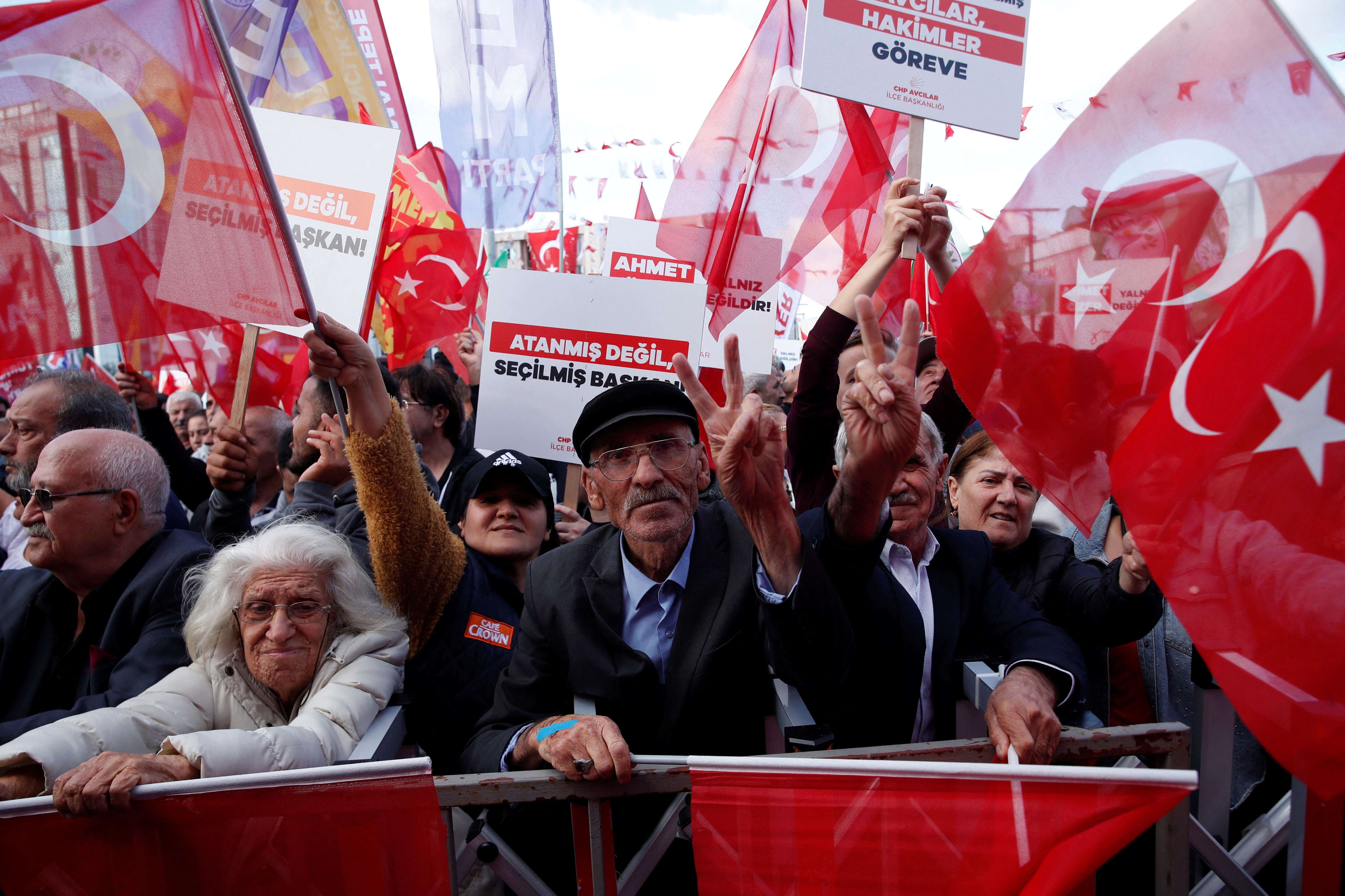 Este avance del Gobierno contra la oposición generó una oleada de protestas y movilizaciones en todo el país (REUTERS)