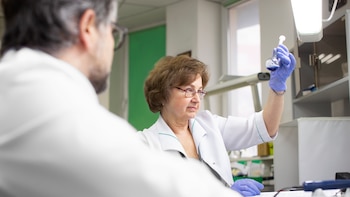 Crean la primera terapia génica de España para tratar una rara enfermedad infantil: “Ha cambiado completamente nuestras vidas”