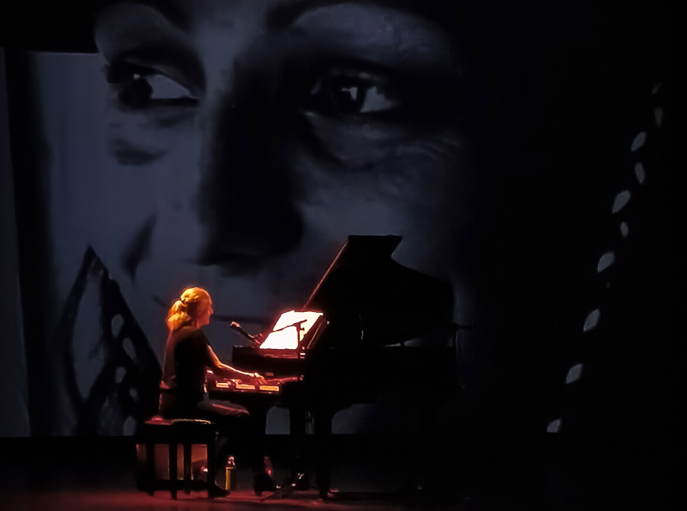 Liliana Felipe hizo un homenaje a su hermana Ester, proyectada en la pantalla