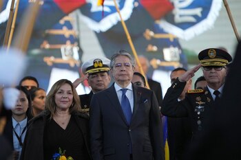 ARCHIVO - El presidente de Ecuador, Guillermo Lasso, en el centro, y su esposa, María de Lourdes Alcívar, a la salida del Consejo Nacional Electoral, en Quito, Ecuador, el 5 de febrero de 2023. Lasso modificó un decreto ejecutivo el sábado 1 de abril de 2023 que regula el uso de armas, para autorizar la tenencia y porte de armas para uso civil. (AP Foto/Dolores Ochoa, Archivo)