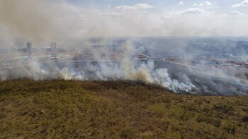 Vista general de un incendio forestal en Brasil, en una fotografía de archivo. EFE/Rogerio Florentino