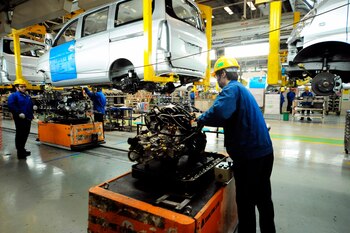 Empleados trabajan en una fábrica