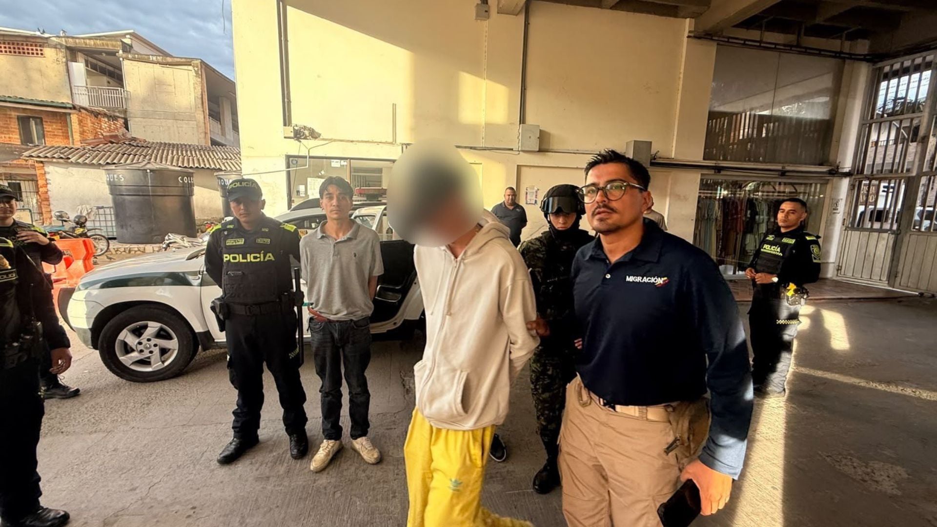 Migración Colombia indicó que varios identificados acumulaban detenciones en flagrancia por hechos ligados al porte y consumo de estupefacientes durante un procedimiento interinstitucional - crédito @MigracionCol/X