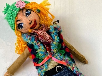 Una de las 300 muñecas