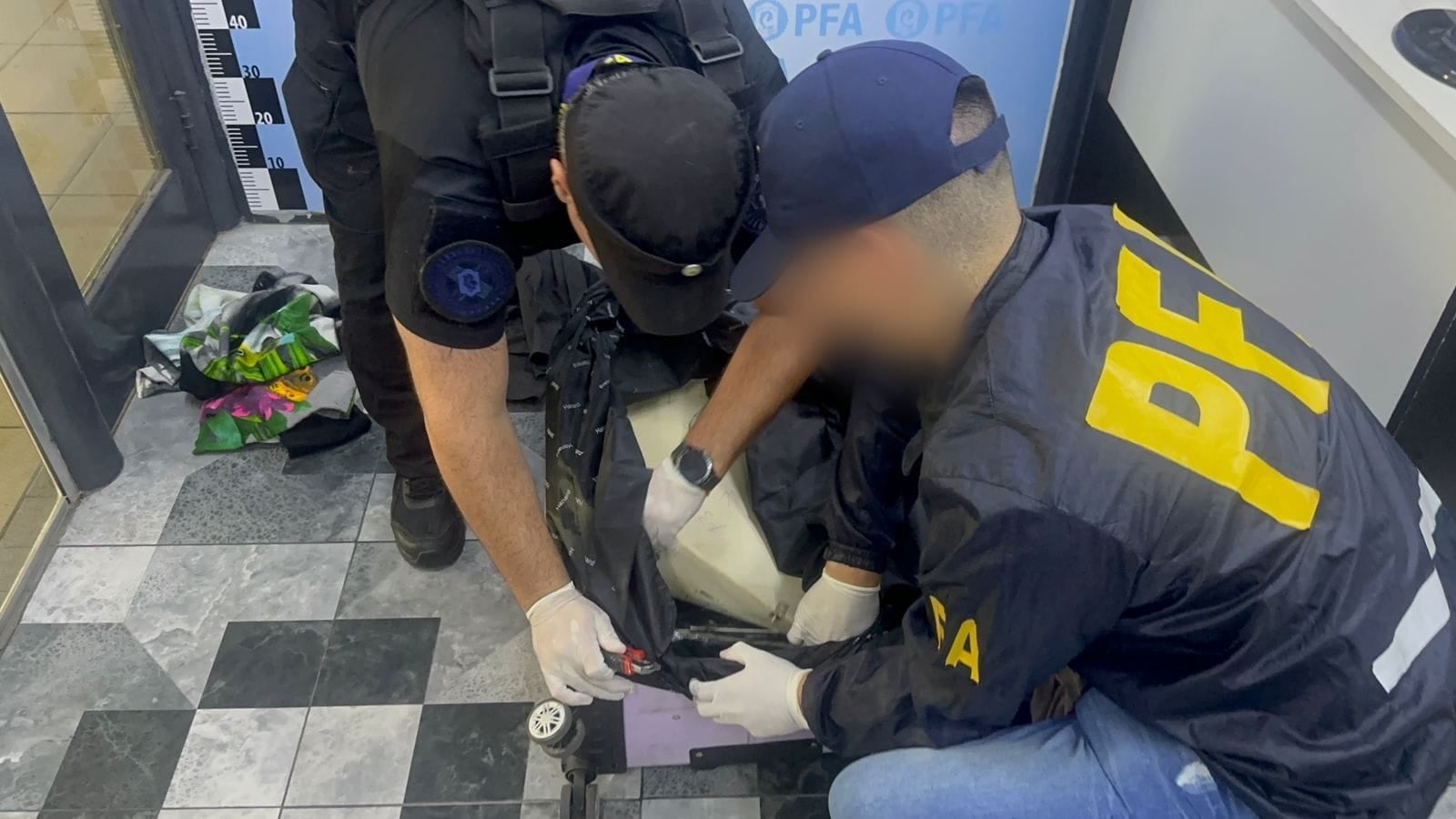 Los policías abrieron la valija y hallaron los panes de droga