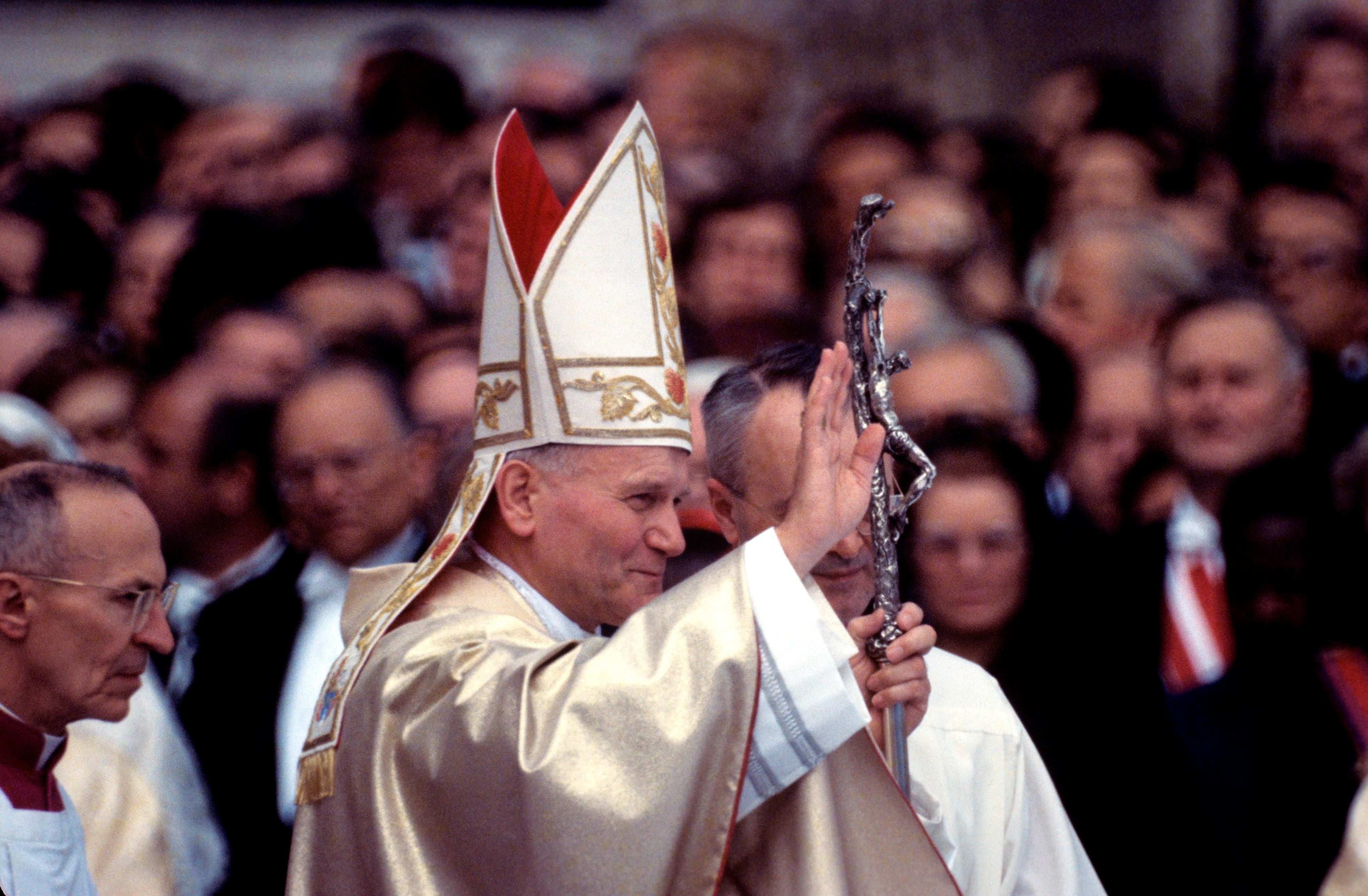 El Papa Juan Pablo II excomulgó en 1988 a Marcel Lefebvre y a los obispos que ordenó sin autorización pontificia, abriendo una crisis con el tradicionalismo católico que se extiende hasta hoy. (EFE/archivo)
