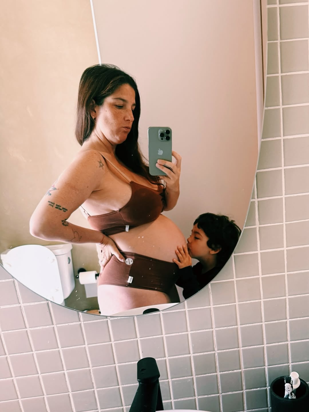 El embarazo de Juana Repetto transcurre con reposo, lo que da mayor valor a los momentos simples y domésticos en familia