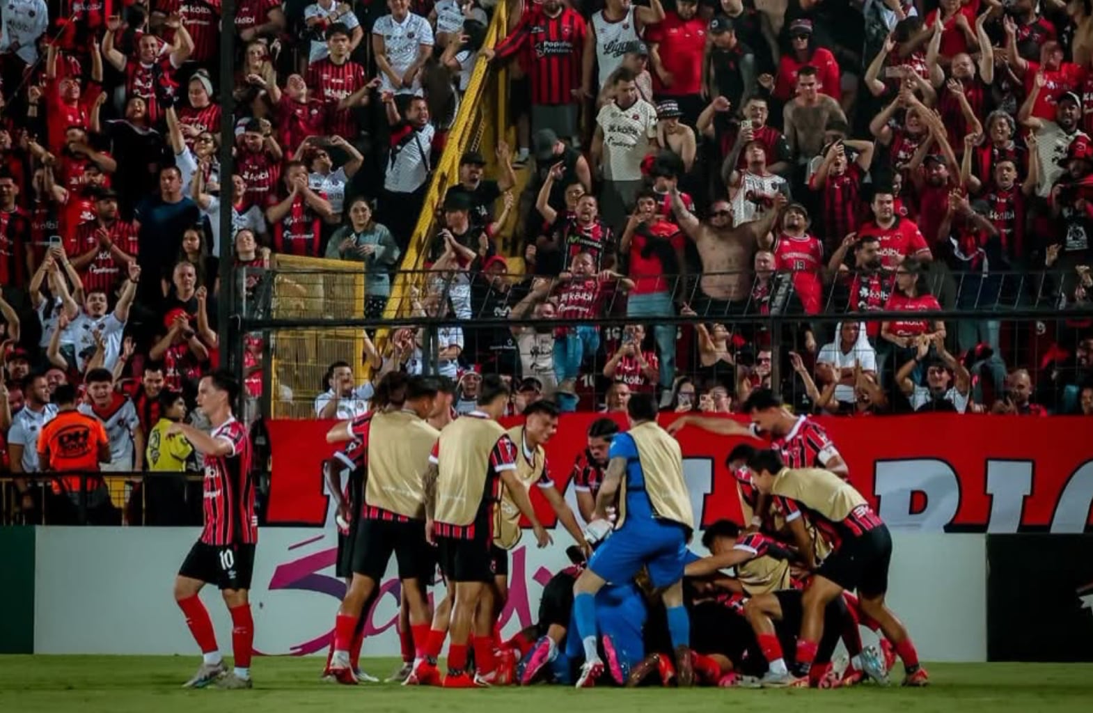 Alajuelense buscará conquistar su cuarto campeonato consecutivo de la Copa Centroamericana, luego de ganar las ediciones de 2023, 2024 y 2025. Crédito: Liga Deportiva Alajuelense