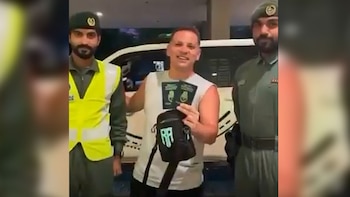 Un turista argentino perdió su pasaporte y un iPhone en un taxi en Dubái y los recuperó en horas gracias a la policía