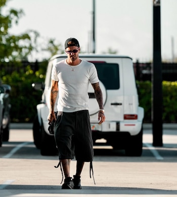 En Miami, ante el calor, recurre a básicos elevados y bermudas cargo oversize para un look skater (Instagram)