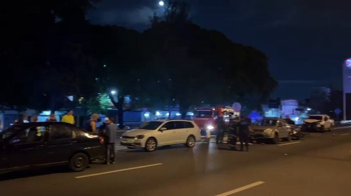 El desprendimiento de una linga de remolque desencadenó un choque entre cinco autos, con saldo fatal y heridos