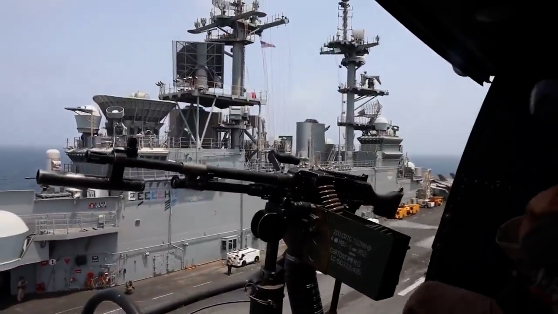 Una ametralladora montada permanece orientada hacia un buque de la Marina de Estados Unidos durante tareas de vigilancia cerca de Irán