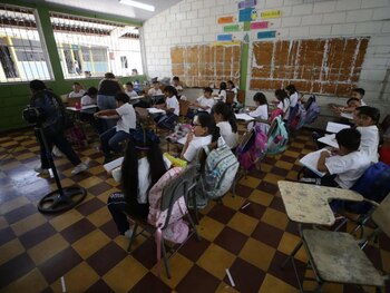Padres de familia respaldan medidas que buscan evitar golpes de calor y deshidratación en los estudiantes. (Foto: Cortesía)