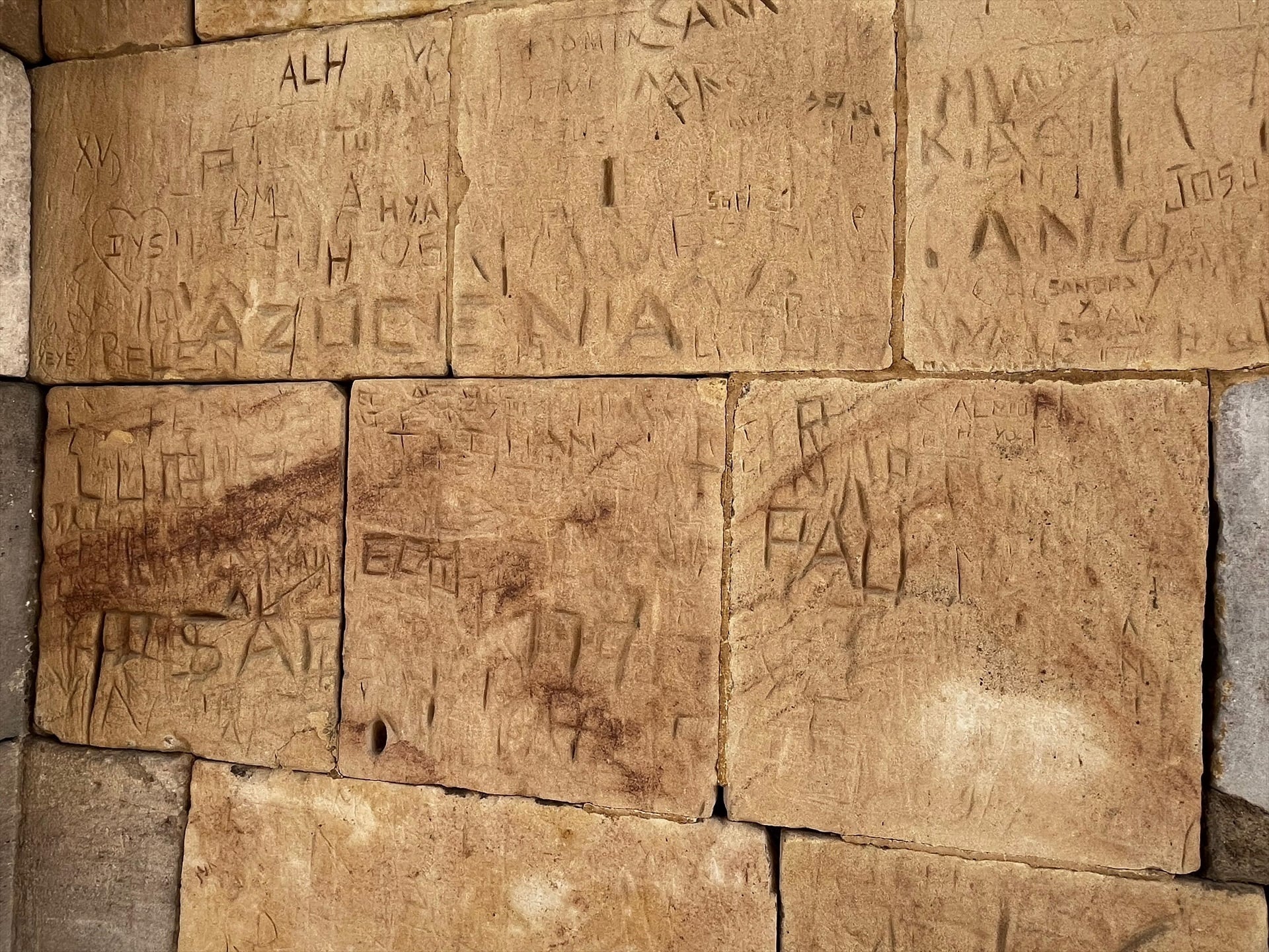 Marcas en uno de los portales del Templo de Debod, Madrid. (EUROPA PRESS)