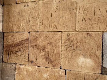 Marca numa das portas do Templo de Debode, Madrid.