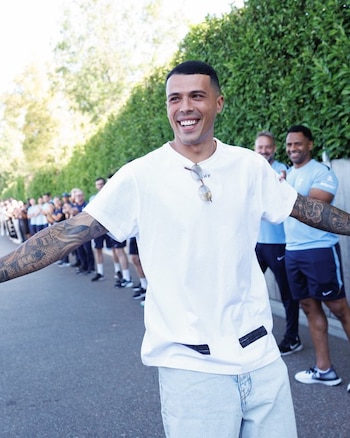 Pedro Porro saluda a sus compañeros en el predio del Tottenham