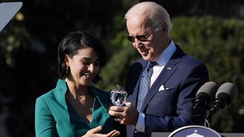 Profesora colombiana recibió de manos