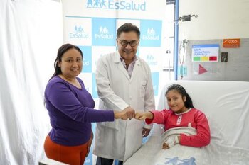 Extirpan tumor de adolescente de