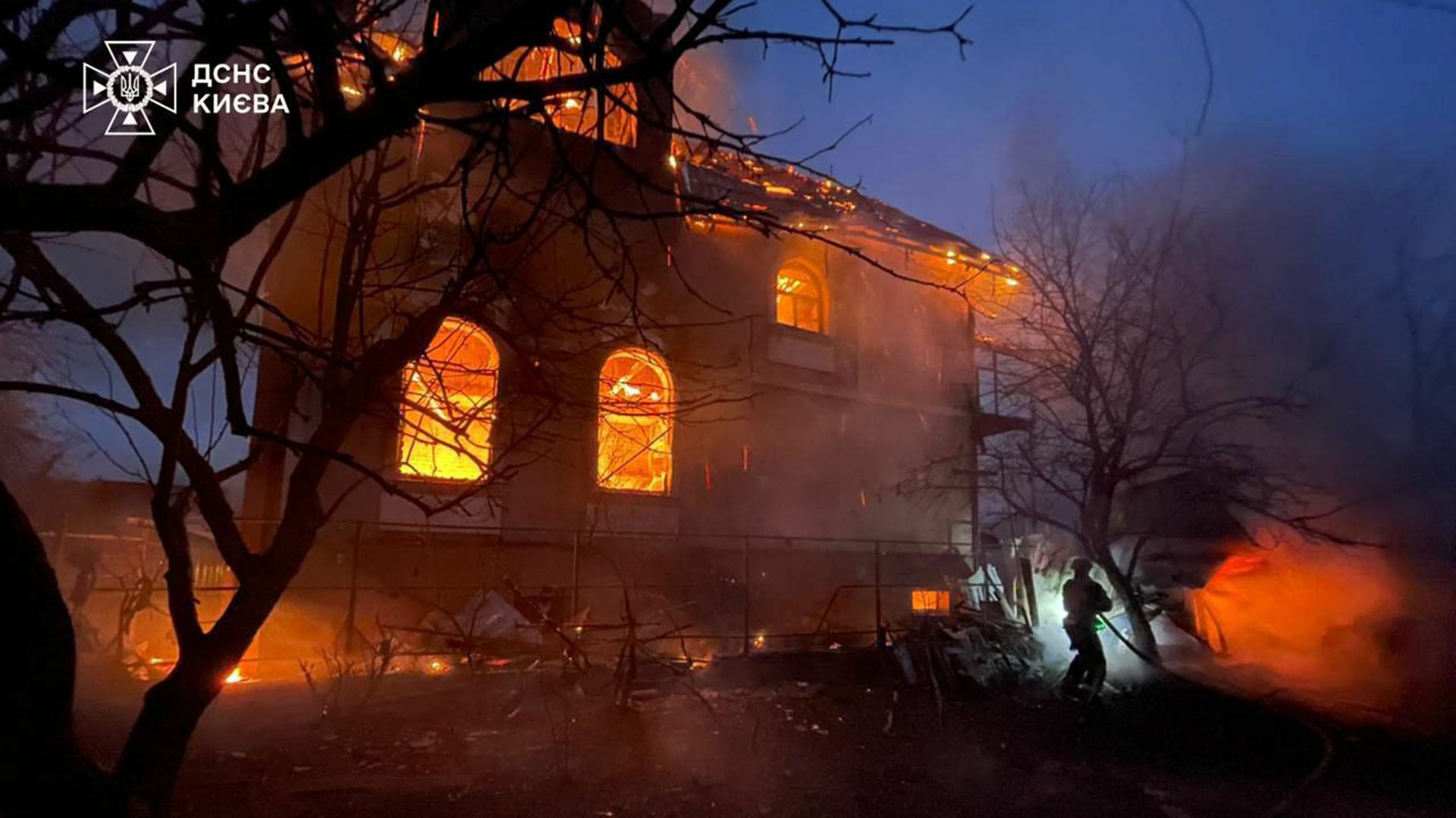 Otra construcción civil en Kiev fue alcanzada por los ataques rusos (@ZelenskyyUa)