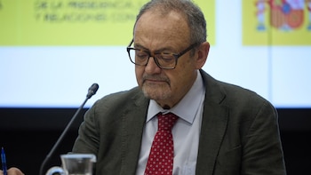 Sanidad condecora al exdelegado de