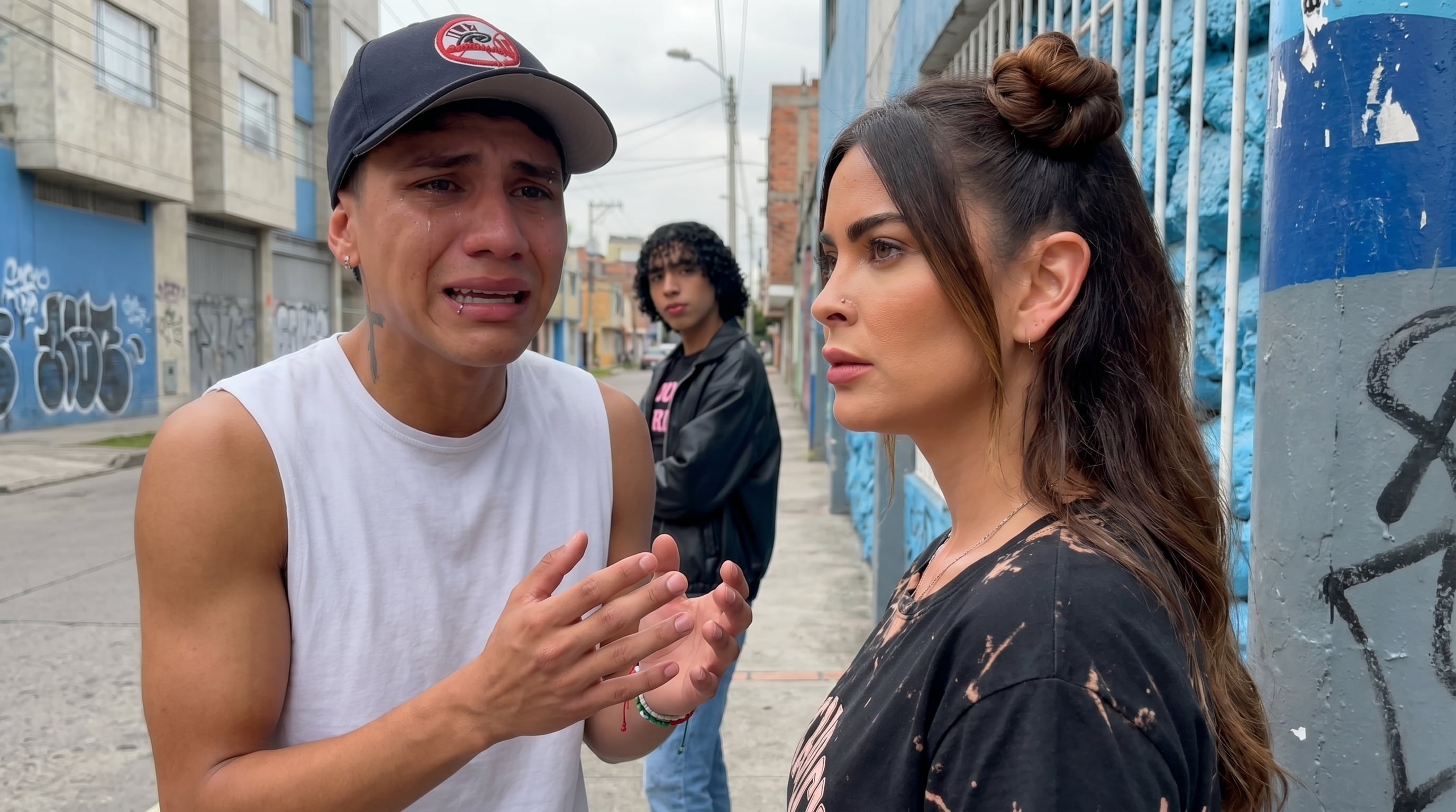 Sebastián Gálvez se quiebra en la calle, discutiendo apasionadamente con una mujer mientras Valentino observa en segundo plano, en medio de la controversia que afecta su relación con Laura. (Imagen Ilustrativa Infobae)