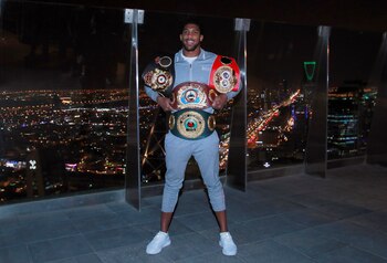 Anthony Joshua posee los cinturones