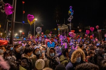 La gente se agolpa en la calle para celebrar el la llegada del nuevo año en Wuhan (EFE/EPA/ROMAN PILIPEY)
