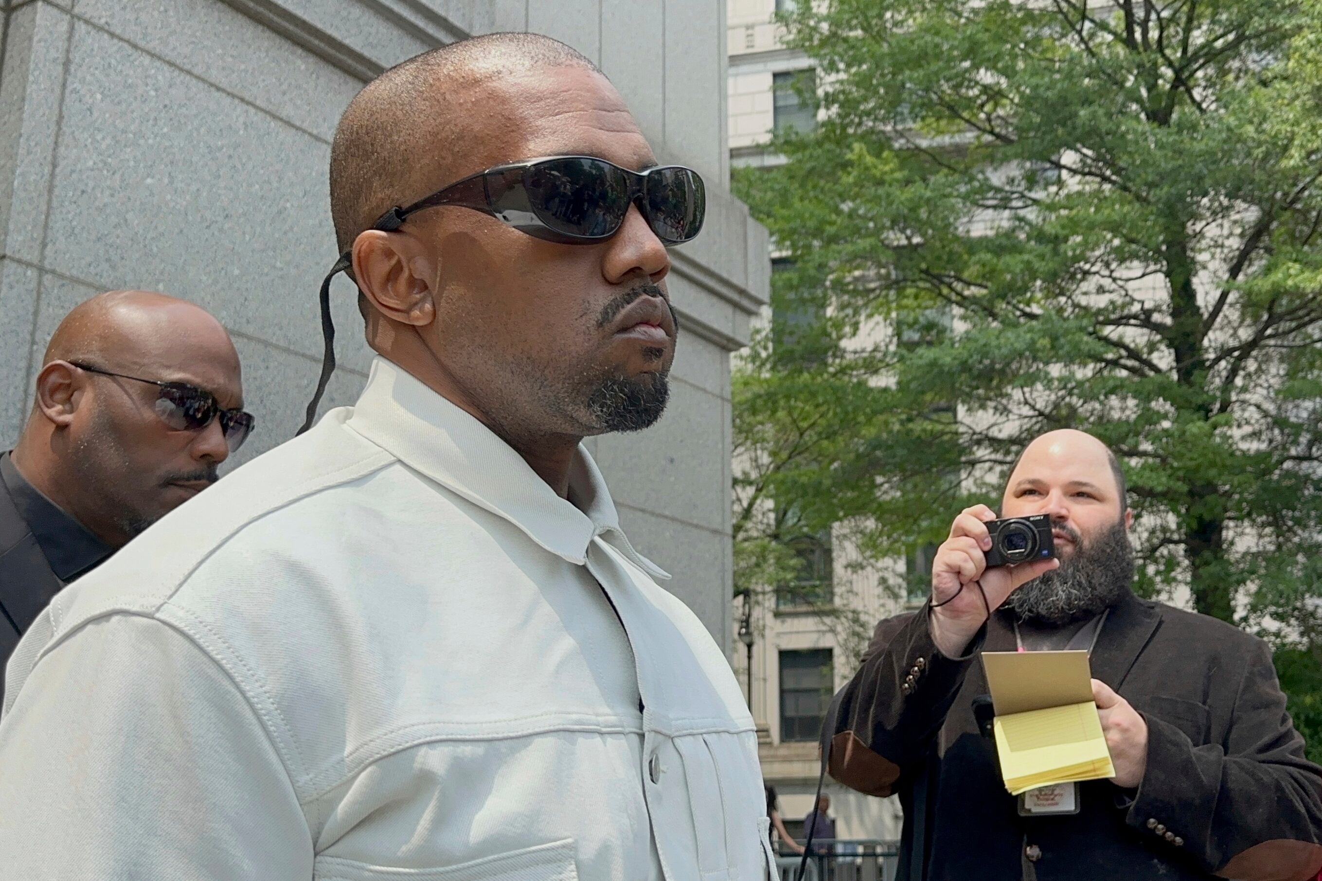 Ye, el rapero anteriormente conocido como Kanye West, sale del tribunal federal durante el juicio de Sean