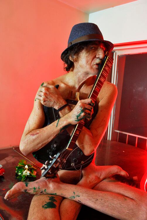 “La obra de Charly García se compone de letras, cuadernos, declaraciones estéticas y su libro Líneas paralelas, conformando un sistema poético con coherencia, densidad y continuidad”, asegura Albornoz sobre la literatura en Charly García (Maximiliano Vernazza)